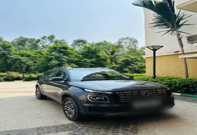 https://images10.gaadi.com/usedcar_image/4501908/original/997d7d98-fcf4-4303-bffc-c639e5706a08.?imwidth=6400