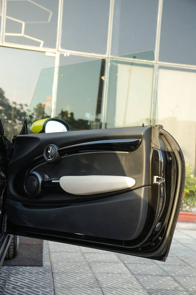 https://images10.gaadi.com/usedcar_image/4502338/original/956a45b71810d310542fd00d6b449578.jpg?imwidth=6402