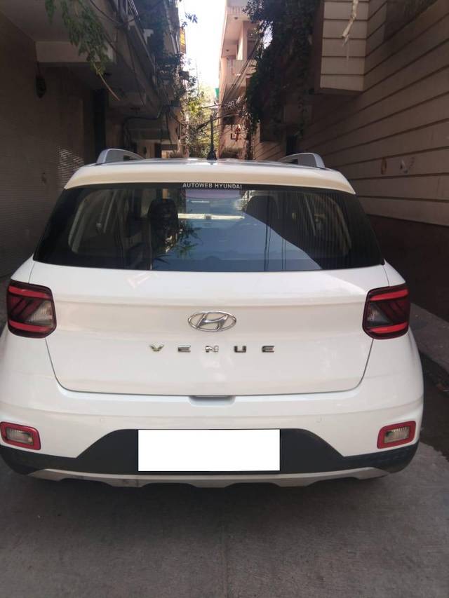 https://images10.gaadi.com/usedcar_image/4503184/original/processed_9e54945e919a2c52c18c4c569a92aacc.jpg?imwidth=6401