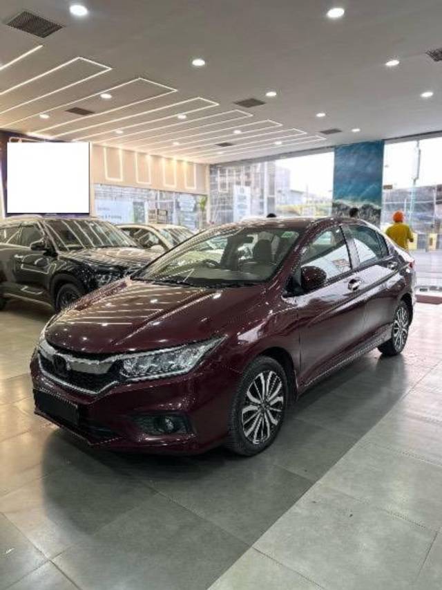 https://images10.gaadi.com/usedcar_image/4503220/original/processed_f8fb113a-e62a-4395-9fd2-223aa32b72e6.jpeg?imwidth=6402