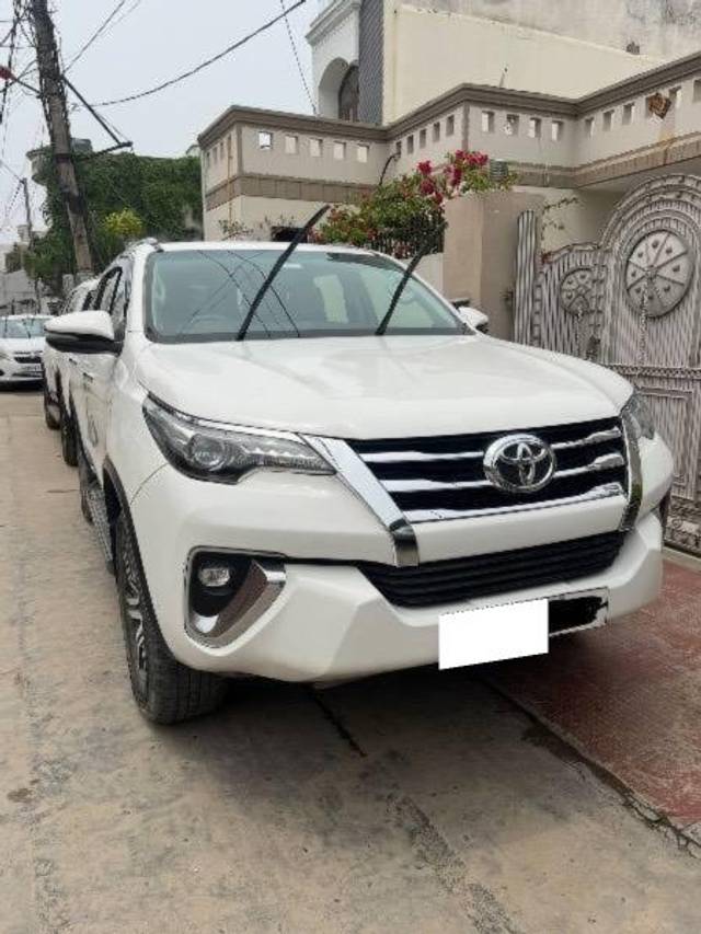 https://images10.gaadi.com/usedcar_image/4503305/original/processed_processed_9b2b6e52-0123-405e-b77d-bc81603df108.jpeg?imwidth=6400