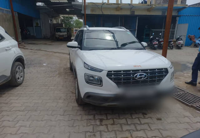 https://images10.gaadi.com/usedcar_image/4503964/original/98ed3a1b-1820-46ae-9eec-e60ae60f8a2f.?imwidth=6400
