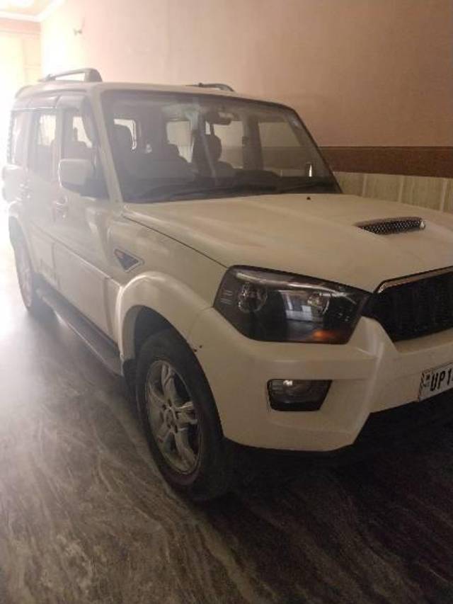 https://images10.gaadi.com/usedcar_image/4504959/original/processed_8059d713-3ba2-4389-80fd-e4e306cecfaa.jpg?imwidth=6400
