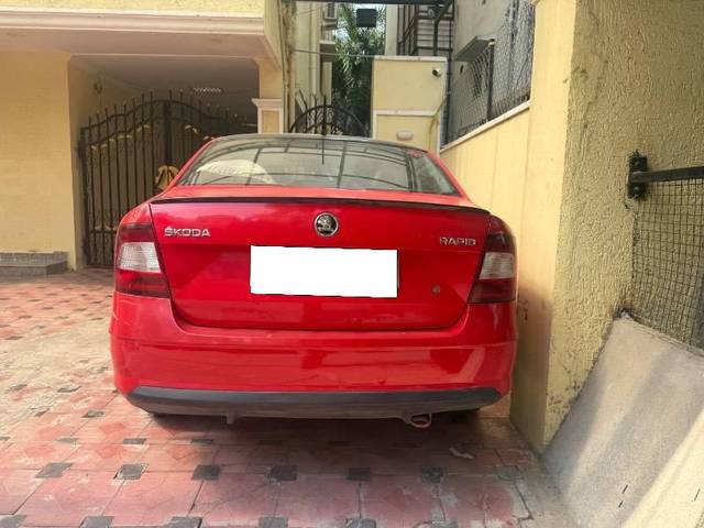 https://images10.gaadi.com/usedcar_image/4505316/original/processed_06cffbf5-7468-42c8-83af-cf39a6432440.jpeg?imwidth=6400