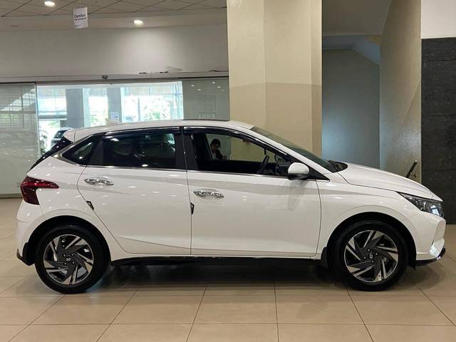 https://images10.gaadi.com/usedcar_image/4505591/original/processed_fcad73823b4906666516a7187a704add.jpg?imwidth=6401