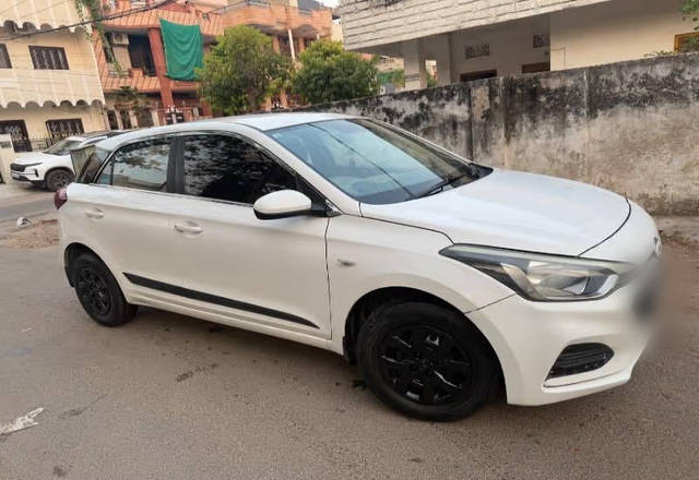 https://images10.gaadi.com/usedcar_image/4506291/original/91b02509-ad1d-4605-a4f0-135724b65a55.?imwidth=6400