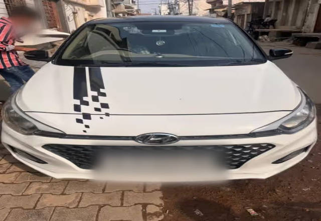 https://images10.gaadi.com/usedcar_image/4507393/original/a5a21e18-e2b2-4916-80b2-2f402346c5f5.?imwidth=6400
