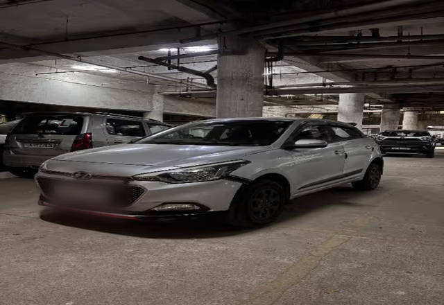 https://images10.gaadi.com/usedcar_image/4507573/original/9a4727ab-cbdb-4d42-9239-562f20322e9c.?imwidth=6402