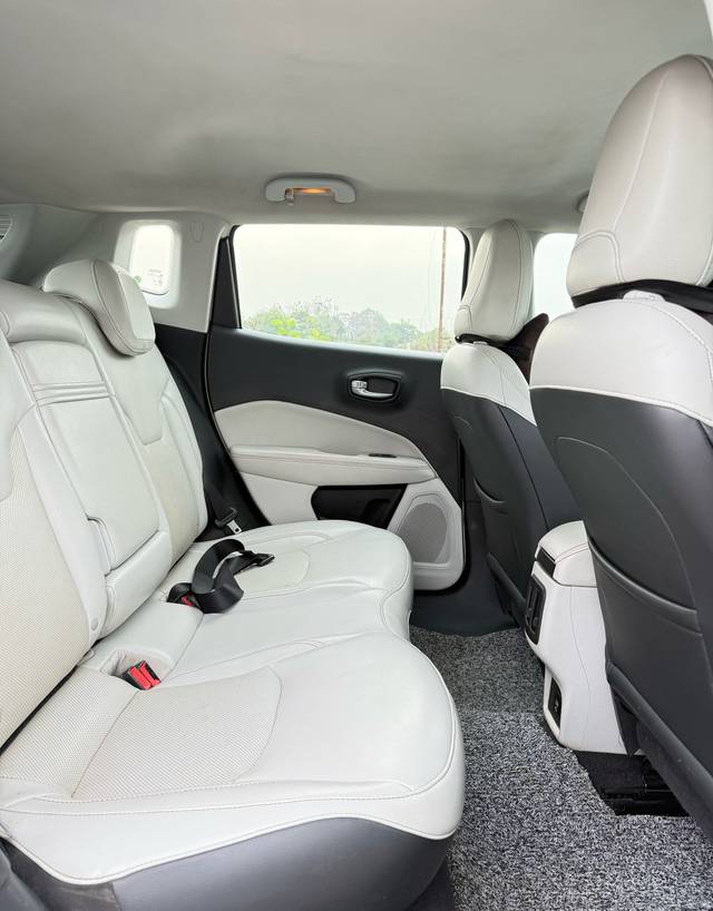 https://images10.gaadi.com/usedcar_image/4507701/original/a04bd3bfefe8557118af3f6876c73caa.jpg?imwidth=6402