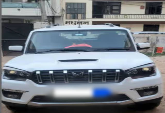 https://images10.gaadi.com/usedcar_image/4508028/original/507f9f47-5b46-41c5-b7b6-6b9a10571b42.?imwidth=6401