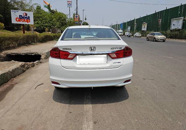 https://images10.gaadi.com/usedcar_image/4508393/original/processed_e36601d4-a123-4415-889f-59866ec89e91.jpg?imwidth=6402