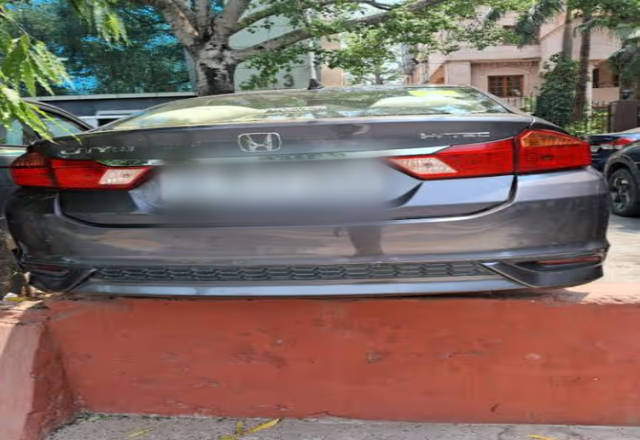 https://images10.gaadi.com/usedcar_image/4508536/original/f5aa8db8-94f2-4f52-a589-da1075c4e09b.?imwidth=6400