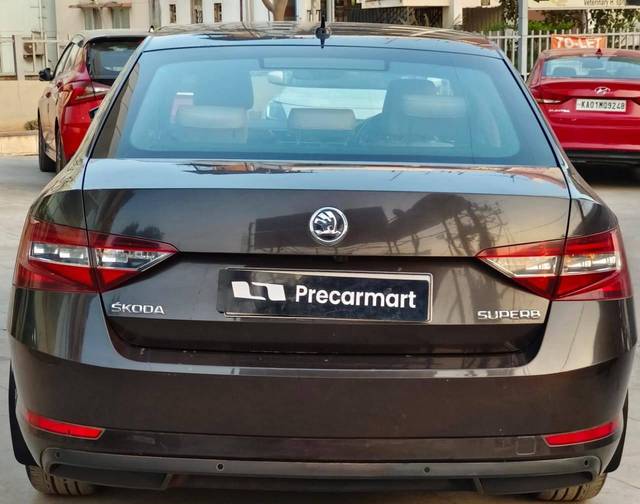https://images10.gaadi.com/usedcar_image/4508538/original/processed_7584bfbbe278257a6d9fb31dc6c7dec4.jpeg?imwidth=6402