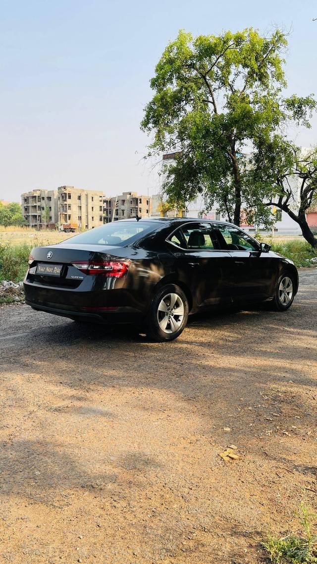 https://images10.gaadi.com/usedcar_image/4508664/original/processed_0233b849f28031f8c9c9a307b110ee41.jpg?imwidth=6401