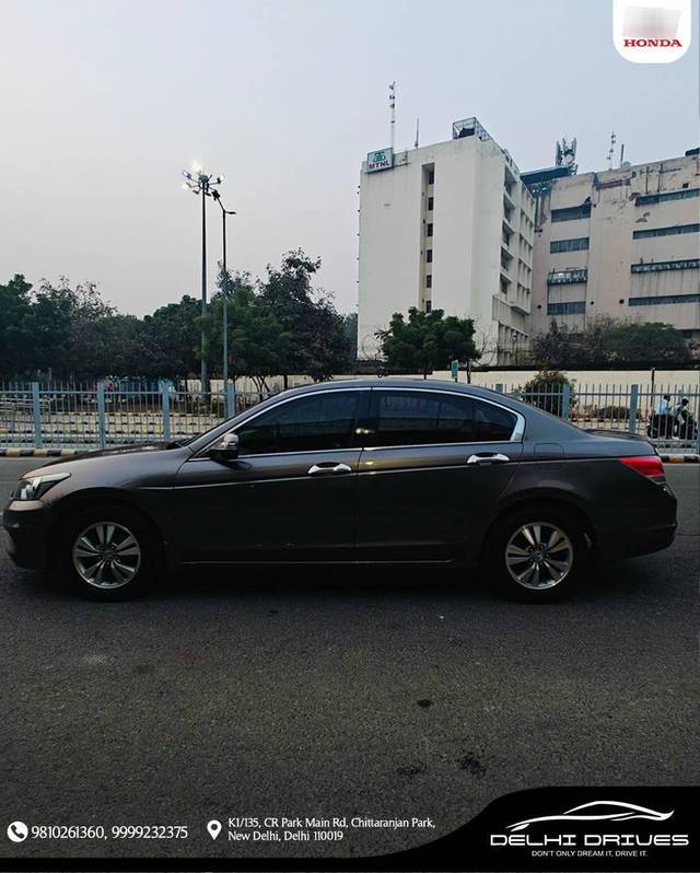 https://images10.gaadi.com/usedcar_image/4508810/original/processed_5a3125b46fe4745154d90ebe61122457.jpeg?imwidth=6402