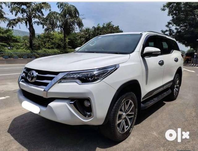 https://images10.gaadi.com/usedcar_image/4509162/original/processed_146f07b8-d63c-415a-9a2d-98504d6fcf9b.jpeg?imwidth=6401