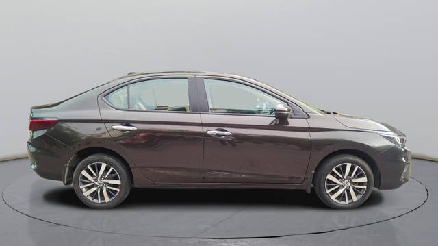https://images10.gaadi.com/usedcar_image/4509296/original/1c6bddcb4fcbee427a5bb11326e61ca6.jpeg?imwidth=6401