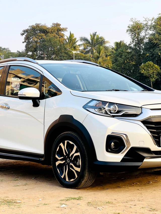 https://images10.gaadi.com/usedcar_image/4509367/original/processed_e4285ff60a1d2a409ca70fb81647be58.jpg?imwidth=6400