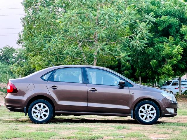 https://images10.gaadi.com/usedcar_image/4509378/original/8f863e147b31ec61abc9384fedf129a8.jpg?imwidth=6401