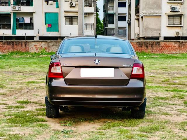 https://images10.gaadi.com/usedcar_image/4509378/original/processed_a8b1d8e1aad94ee2b84dffc82de28ac7.jpg?imwidth=6402