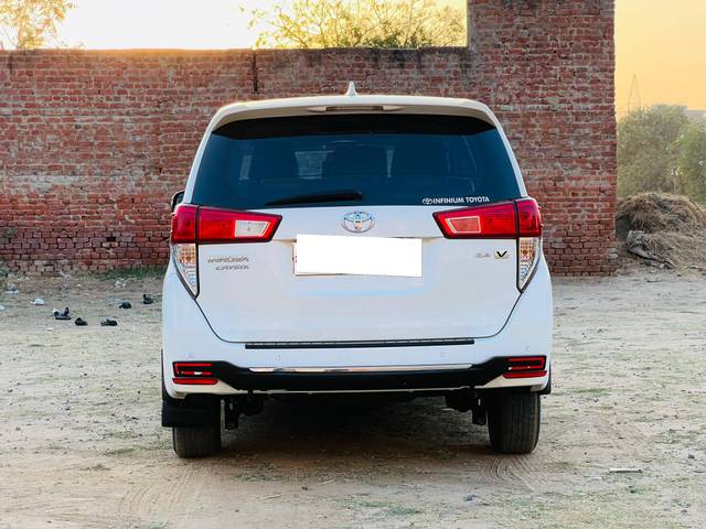 https://images10.gaadi.com/usedcar_image/4509384/original/processed_0c1cb786b193200aabb8201eaf938c75.jpg?imwidth=6402