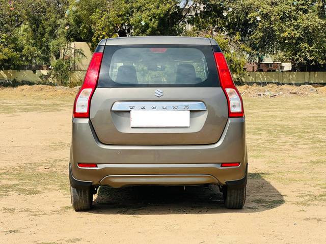https://images10.gaadi.com/usedcar_image/4509420/original/processed_98d9bf6bc671780f20767deef8dd47d3.jpg?imwidth=6402