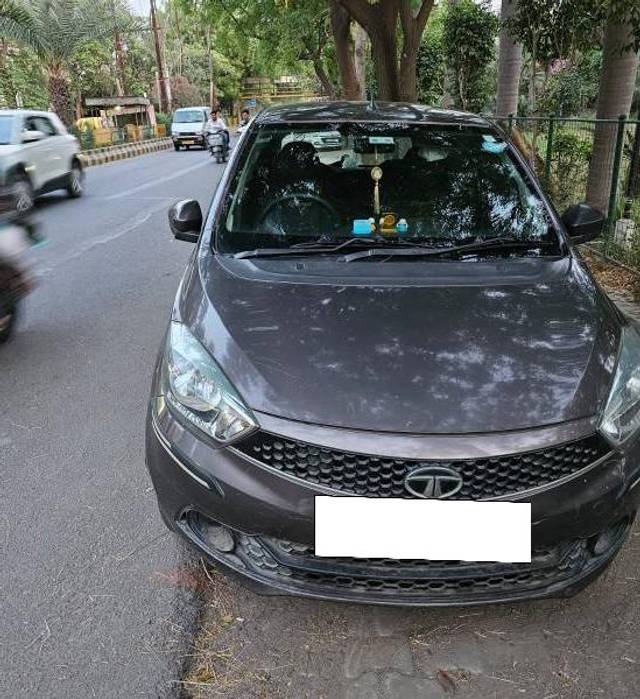 https://images10.gaadi.com/usedcar_image/4509423/original/processed_590f35ac-1c64-4453-bcdb-cc39ec0805d0.jpg?imwidth=6402