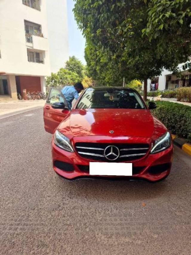 https://images10.gaadi.com/usedcar_image/4509445/original/processed_a53bd56a-7dfc-4c29-82ee-835bc15cf78a.jpg?imwidth=6402