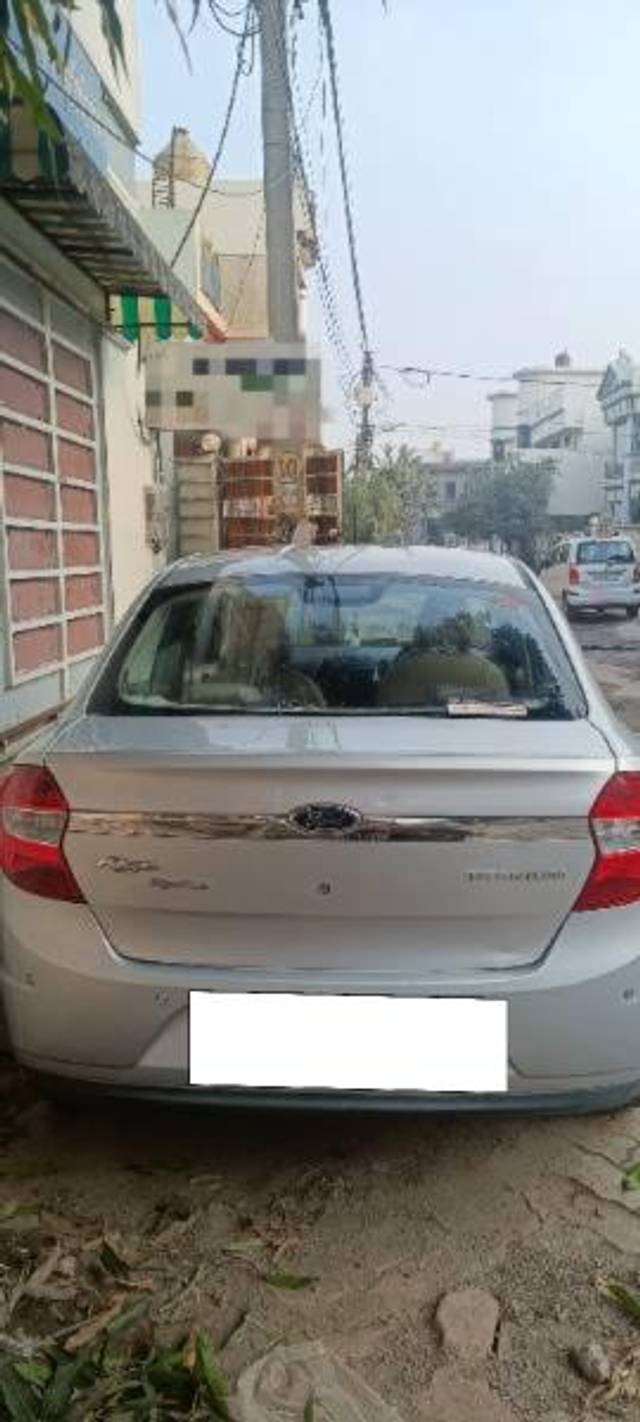 https://images10.gaadi.com/usedcar_image/4509477/original/processed_d09cde07-2aa6-4024-b316-d132e8b0fedd.jpg?imwidth=6402
