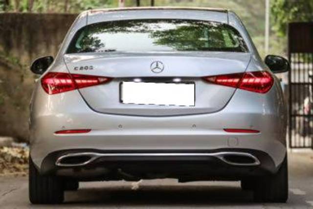 https://images10.gaadi.com/usedcar_image/4509617/original/processed_ff136daf9207765fe5b1cac22dd5e8fc.jpg?imwidth=6402