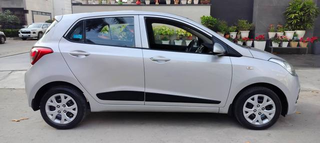 https://images10.gaadi.com/usedcar_image/4509669/original/processed_7ca5d2a2f39375bc5e4000768222b2a2.jpg?imwidth=6401