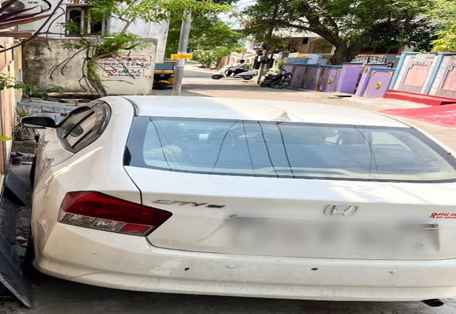 https://images10.gaadi.com/usedcar_image/4509854/original/c934a3f6-96c3-4ff1-9dbf-ee9f65ae0cfa.?imwidth=6400