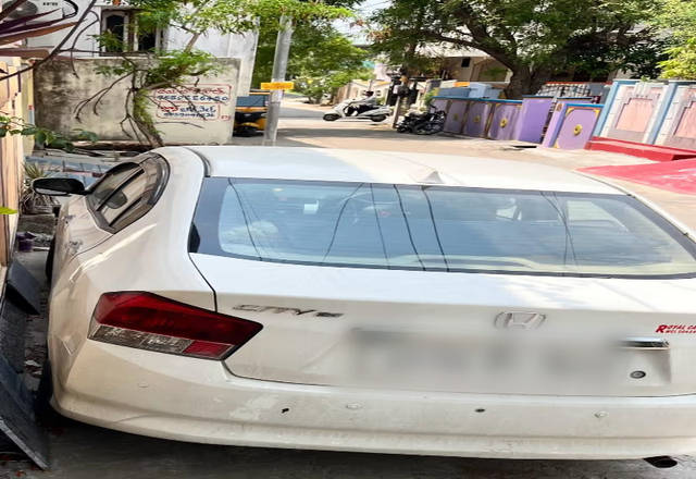 https://images10.gaadi.com/usedcar_image/4509895/original/b00c0d90-da05-403d-b549-5218e890dea9.?imwidth=6402