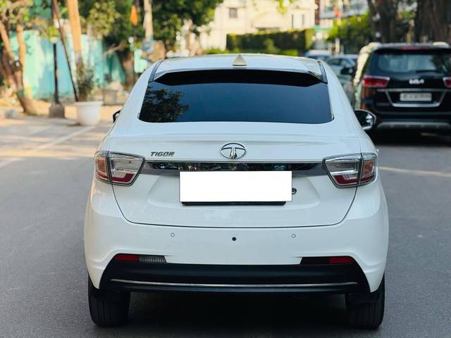 https://images10.gaadi.com/usedcar_image/4509916/original/processed_43b616efe76ed323608fc80f8c328db5.jpg?imwidth=6402