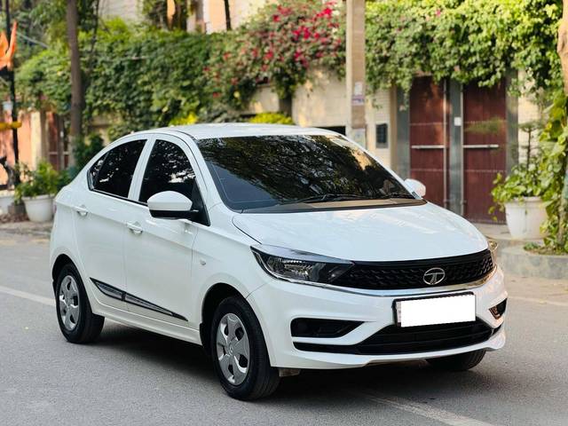 https://images10.gaadi.com/usedcar_image/4509916/original/processed_b582487076bb9a11ff115d2a60bfed83.jpg?imwidth=6400
