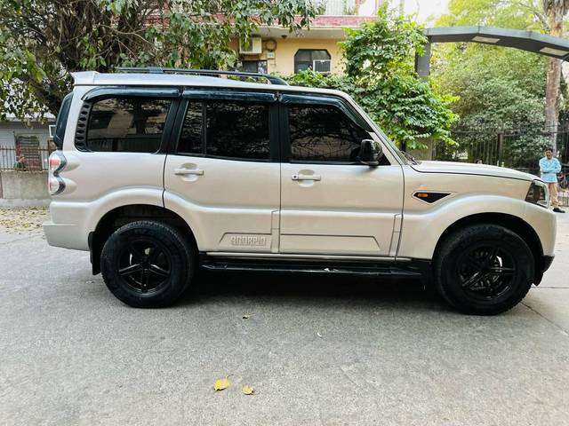 https://images10.gaadi.com/usedcar_image/4509921/original/processed_463b428f3621225f856ec466136324a5.jpg?imwidth=6401