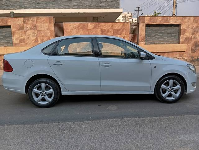 https://images10.gaadi.com/usedcar_image/4509927/original/9942fbb53194bd666ebf0ab99c66025c.jpg?imwidth=6401