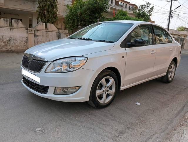 https://images10.gaadi.com/usedcar_image/4509927/original/processed_ea41ee09f00b85dc56d9bc57e8375197.jpg?imwidth=6400