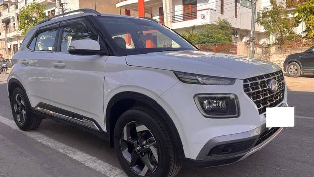 https://images10.gaadi.com/usedcar_image/4509942/original/processed_e9444a62910599db692f7bc3b7f1f254.jpg?imwidth=6400