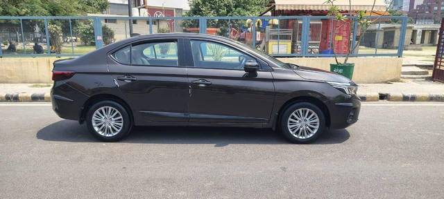 https://images10.gaadi.com/usedcar_image/4509943/original/processed_31b5d3dbbeff77c5ad3b1e7f0fbd31dc.jpg?imwidth=6401