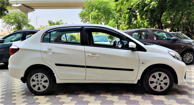 https://images10.gaadi.com/usedcar_image/4509951/original/f4c5c9d4eeecd237d4396ae3ed067630.jpg?imwidth=6401