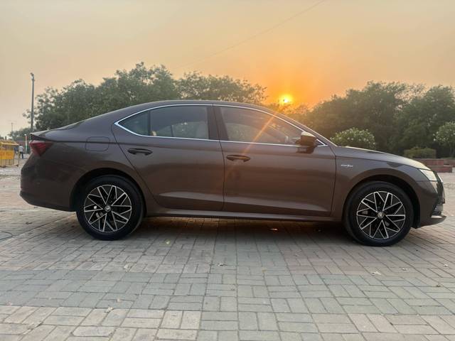 https://images10.gaadi.com/usedcar_image/4509999/original/processed_769ade2901f766d24bf947e567e3fd09.jpg?imwidth=6401