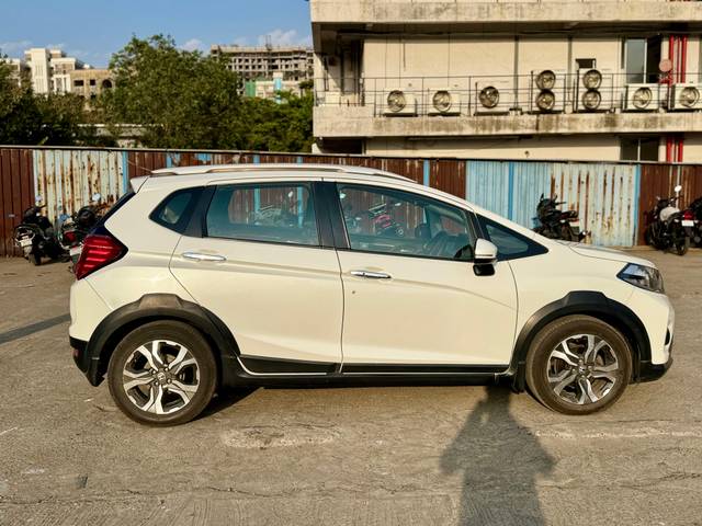 https://images10.gaadi.com/usedcar_image/4510031/original/6bbe3716ccefd1076b3d60cb8f5c7eb8.jpg?imwidth=6401