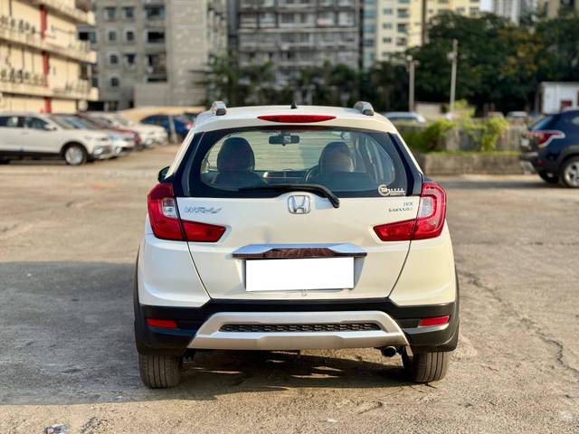 https://images10.gaadi.com/usedcar_image/4510031/original/processed_5a18795e40f4144e44d1fa7a068e0b7e.jpg?imwidth=6402