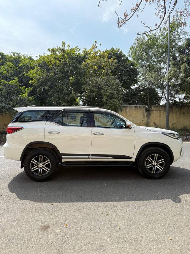 https://images10.gaadi.com/usedcar_image/4510033/original/60e4c26c8e21e6b33b06e8ce0f11c4d8.jpg?imwidth=6401