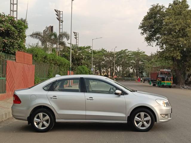 https://images10.gaadi.com/usedcar_image/4510041/original/processed_8b91a53aa3e870cb415fc10807e9c98e.jpg?imwidth=6401