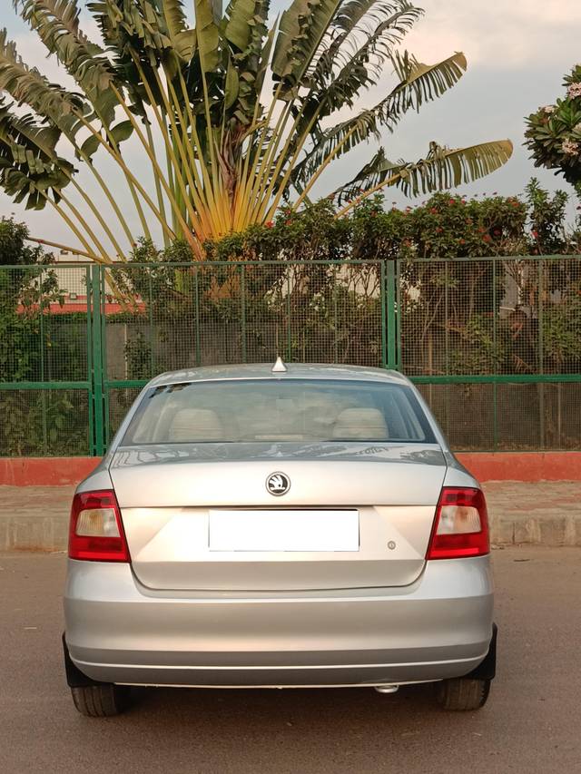 https://images10.gaadi.com/usedcar_image/4510041/original/processed_a3863b8fcc292797313f5a3bd2cbcec7.jpg?imwidth=6402