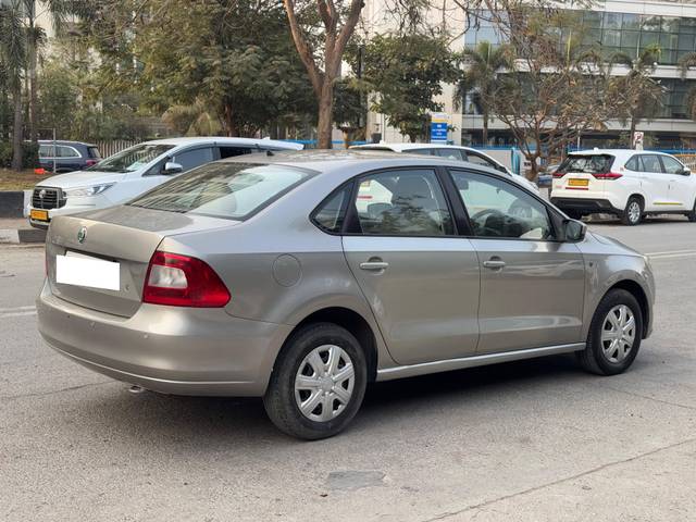 https://images10.gaadi.com/usedcar_image/4510117/original/processed_77819470bc024a5200d6b30466672eb4.jpg?imwidth=6401