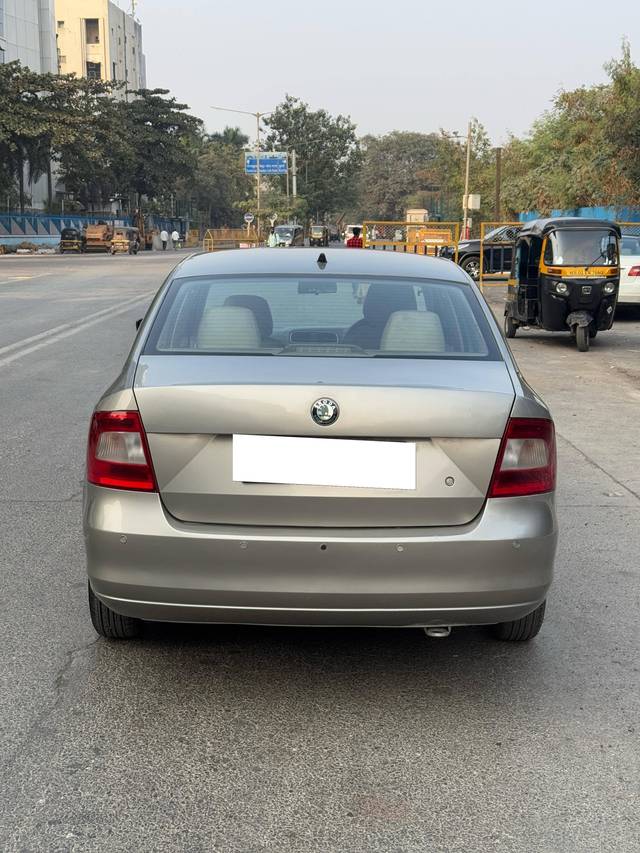 https://images10.gaadi.com/usedcar_image/4510117/original/processed_a8ddf80b6da4403409e9d4de52ddcee7.jpg?imwidth=6402