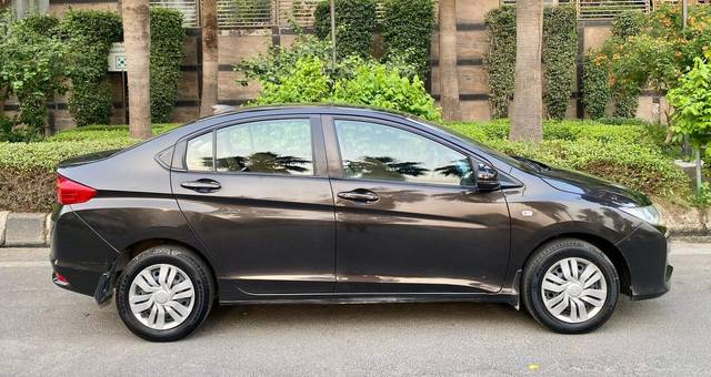 https://images10.gaadi.com/usedcar_image/4510121/original/processed_8c7f8329daa2019603aab87808a28de7.jpg?imwidth=6401
